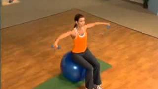 Упражнение для рук и груди с фитнес-мячом