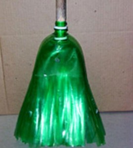 Метла из пластиковых бутылок, фото