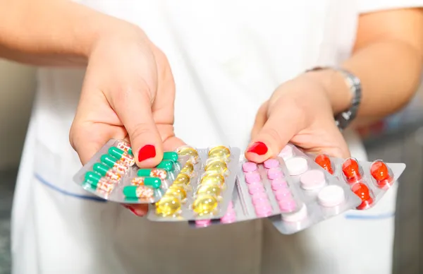 Женщина-врач руки холдинг таблетки — стоковое фото