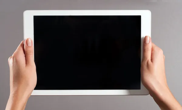 Женщины руки, держа tablet pc — стоковое фото