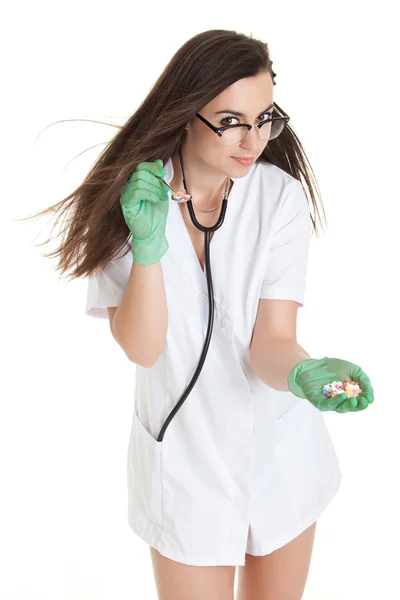 Женщина-врач с таблетками в руке — стоковое фото