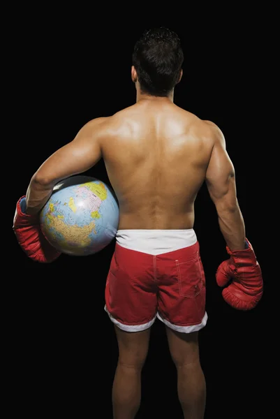 Мужской боксер, держа на глобус — стоковое фото