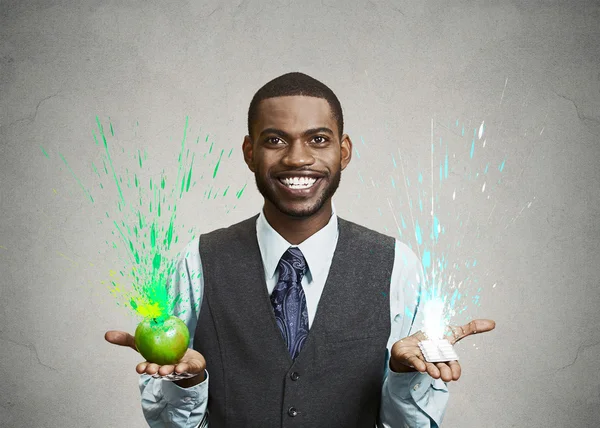 Молодой человек, держа в руках зеленого яблока и жевательная резинка — стоковое фото
