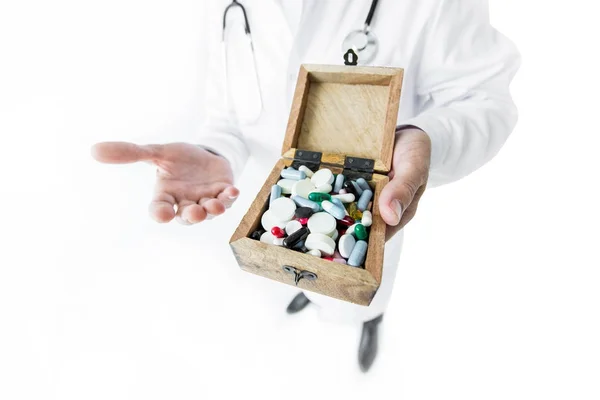 Доктор, держащий таблетки — стоковое фото