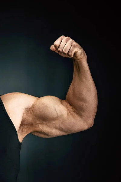 Сильный человек показаны мышцы — стоковое фото