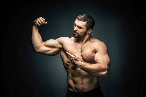 Без рубашки спортивный человек показаны мышцы — стоковое фото